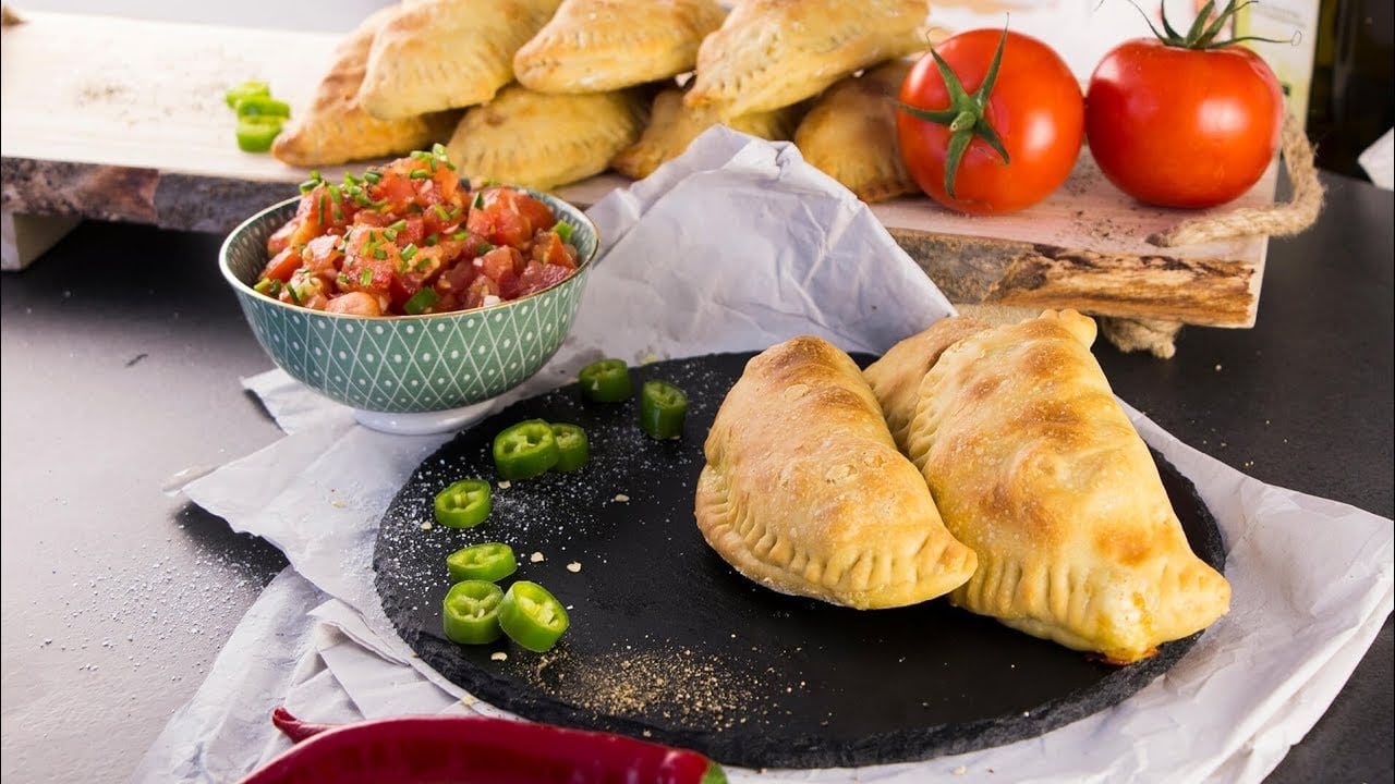 Spanische Empanadas Mit K se Kartoffel F llung Und Tomatensalat Die spanische-empanadas-mit-k-se-kartoffel-f-llung-und-tomatensalat-die