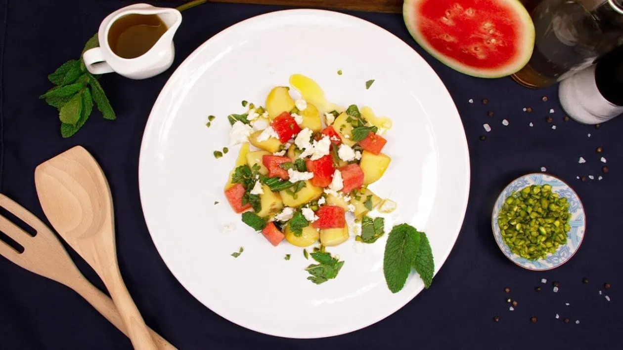 Herrlich erfrischend: Ein Salat aus Kartoffeln und Wassermelone kombiniert mit Feta, Pistazien und frischer Minze. Bildnachweis: KMG/die-kartoffel.de (bei Verwendung bitte angeben)