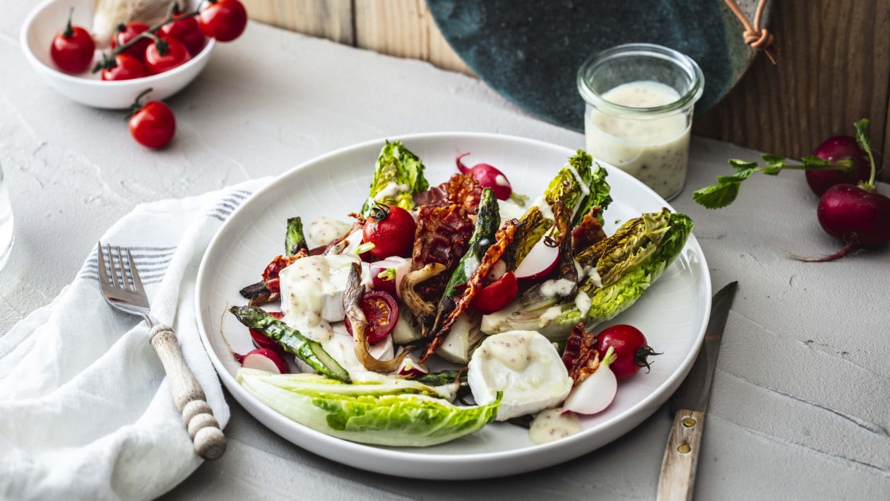 Bratsalat mit Ziegenkäse und Kartoffel-Speck-Dressing