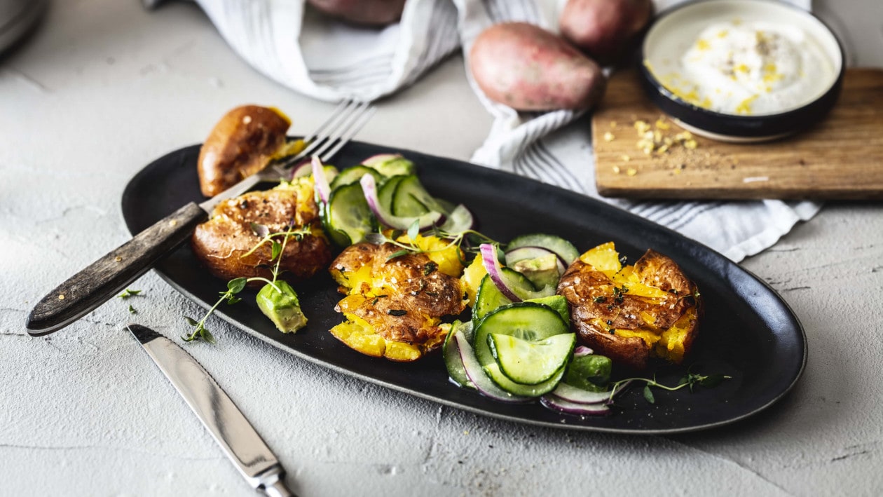 Smashed Potatoes mit Zitronen-Schmand