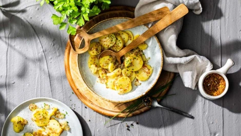 Schwäbischer Kartoffelsalat ist leicht zuzubereiten, lecker und sogar vegan. Bildnachweis: KMG/die-kartoffel.de (bei Verwendung bitte angeben)