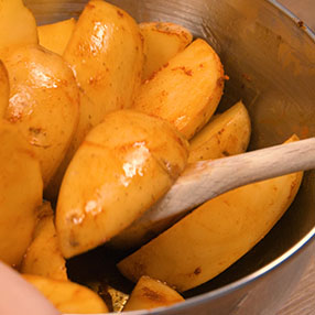 Fish and Chips vom Blech Kartoffeln umruehren 2020