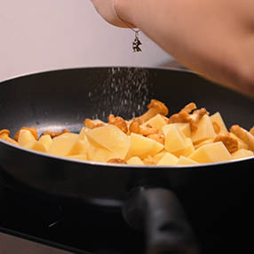 Kartoffel-Leberkäs-Pfanne: Kartoffeln und Pfifferlinge salzen
