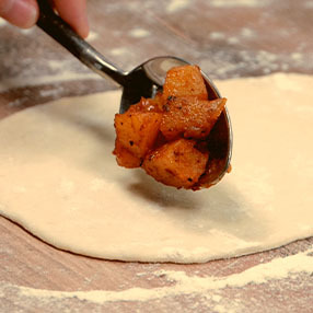 Patatesli Şerit Poğaça Tuerkische Kartoffelhoernchen Kartoffelfuellung zum Teig geben