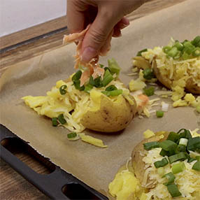 Quetschkartoffeln mit Lachs bestreuen