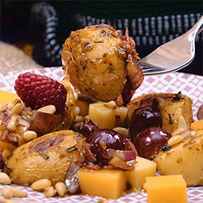 Sommerlicher Kartoffel Käsesalat mit Himbeeren Weintrauben Comte Gouda Wildblumenkäse