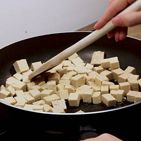 Vegetarisches Kartoffelcurry Tofu braten