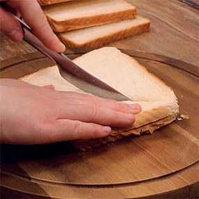 Bread Pakora Sandwich diagonal durchschneiden