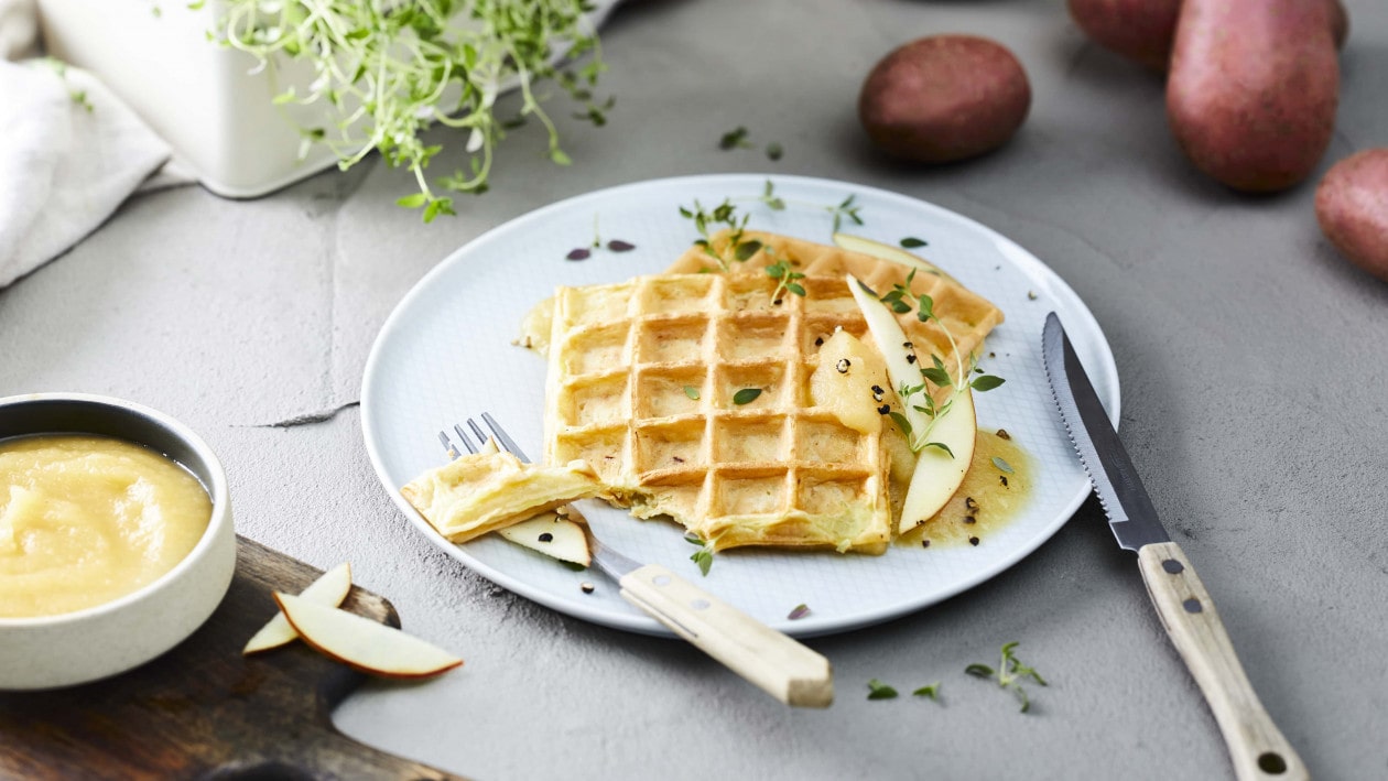 Herzhafte Kartoffelwaffeln mit Apfelmus
