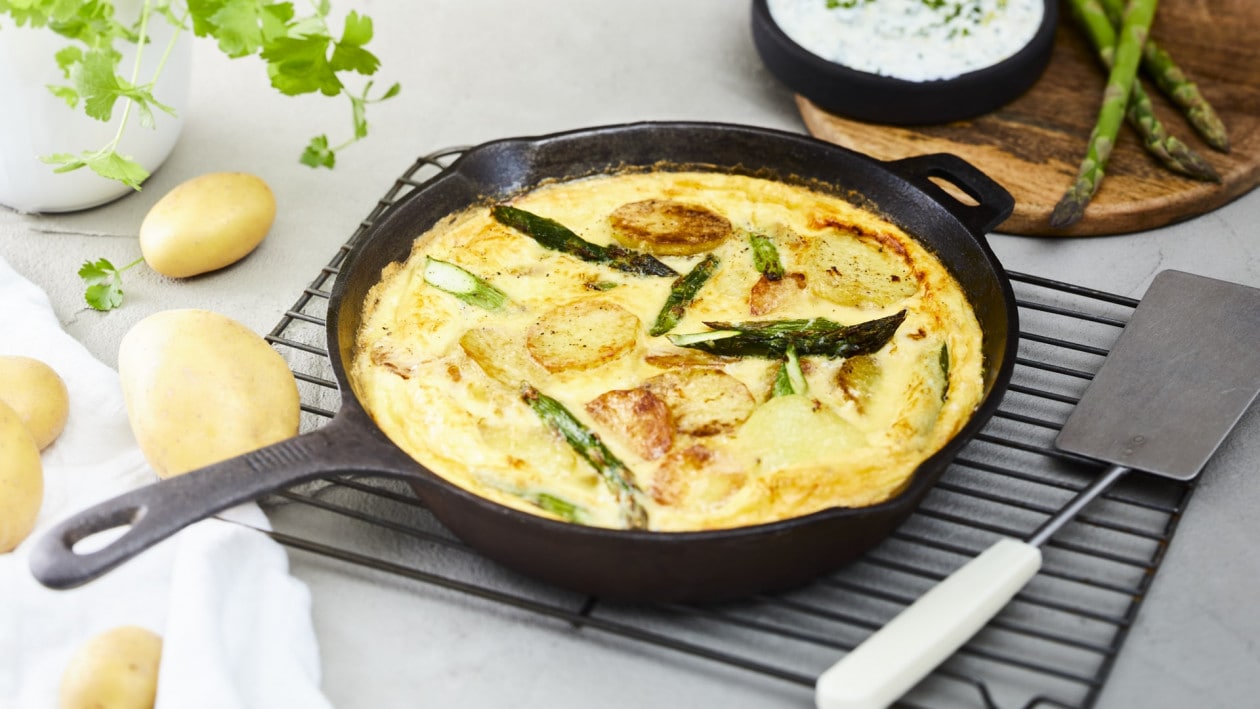 Was haben Spargel und Kartoffeln gemeinsam? Sie sind fett-, kalorienarm und gesund. Als Zutaten in einer spanischen Tortilla kann diese perfekte Verbindung besonders glänzen. Bildnachweis: KMG/die-kartoffel.de (bei Verwendung bitte angeben)
