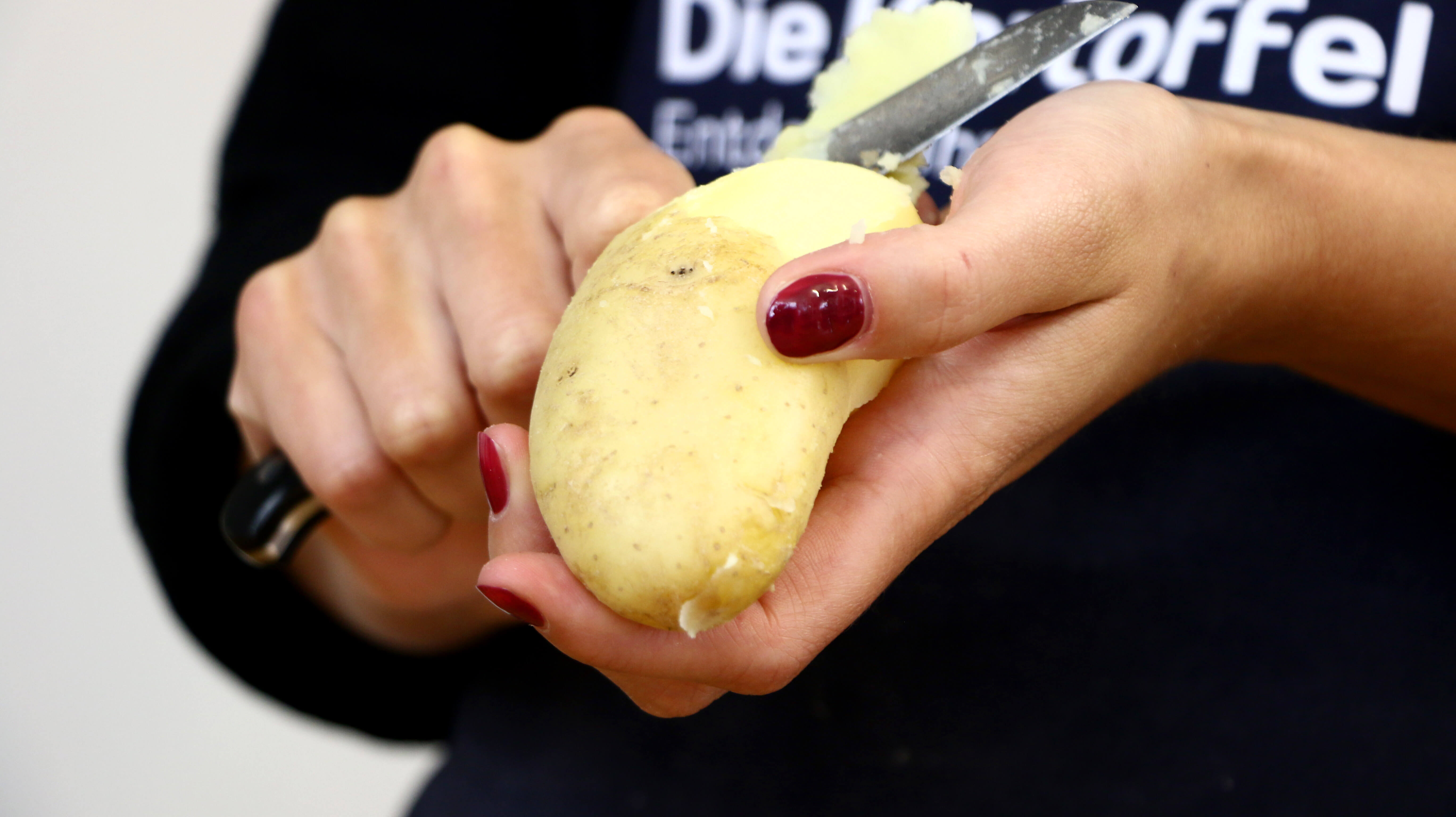 Kartoffeln schalen