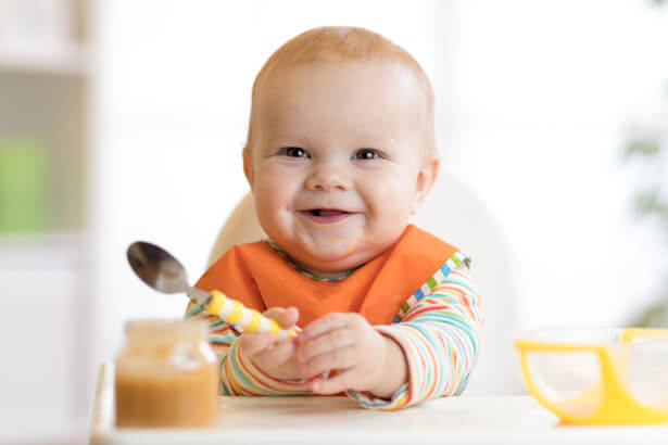Ein Baby lernt essen